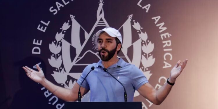 El actual presidente de El Salvador y candidato presidencial de Nuevas Ideas Nayib Bukele habla durante una conferencia de prensa después de emitir su voto el 4 de febrero de 2024. (Photo by Alex Peña/Getty Images) | Foto: Getty Images