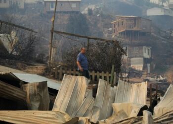 Un hombre cerca de los restos de casas quemadas tras la propagación de los incendios forestales en Viña del Mar. (REUTERS/Sofia Yanjari)REUTERS