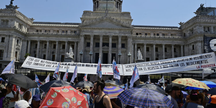 AME3615. BUENOS AIRES (ARGENTINA), 31/01/2024.- Manifestantes protestan contra el proyecto de la 'ley ómnibus' a las afueras del Congreso, hoy, en Buenos Aires (Argentina). El Congreso argentino inició este miércoles el debate sobre la Ley de Bases y Puntos de Partida para la Libertad de los Argentinos, conocida como 'ley ómnibus', proyecto estrella del Ejecutivo de Javier Milei, con el que busca implementar una serie de profundas reformas económicas en el país.EFE/ Matias Martin Campaya