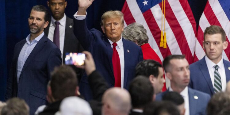 Des Moines (United States), 16/01/2024.- Former President Donald Trump (C) departs after speaking at the Iowa Events Center after winning the first-in-the-nation Iowa caucus in Des Moines, Iowa, USA, 15 January 2024. Trump won the state handily, defeating former South Carolina Governor Nikki Haley and Florida Governor Ron DeSantis. The Republican presidential race now moves to New Hampshire for that state's Republican primary on 23 January. (Elecciones) EFE/EPA/JIM LO SCALZO