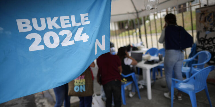 AME5106. SAN SALVADOR (EL SALVADOR), 03/02/2024.- Simpatizantes del partido Nuevas Ideas trabajan en la avenida olímpica hoy durante los preparativos electorales en San Salvador (El Salvador). La inesperada lluvia con la que amaneció San Salvador complicó este sábado el reparto de las papeletas hacia los colegios electorales, destinadas a unos comicios el domingo en los que se espera que el presidente salvadoreño, Nayib Bukele, alcance una rotunda mayoría, algo que parece asimilar la oposición, que no se dejó ver en unos puntos de votación monopolizados por el azul y blanco del partido oficial Nuevas Ideas (NI). EFE/Bienvenido Velasco