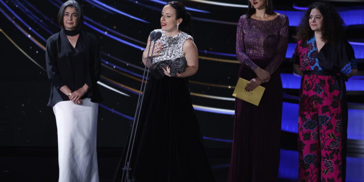 VALLADOLID, 10/02/2024.- La directora chilena Maite Alberdi recibe el Goya a Mejor Película Iberoamericana por 'La memoria infinita', durante la ceremonia de entrega de la 38 edición de los Premios Goya celebrada este sábado en Valladolid. EFE/Chema Moya