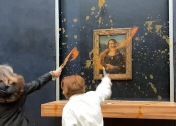 Dos activistas le tiraron sopa al cuadro de la Mona Lisa en París el domingo 28 de enero.