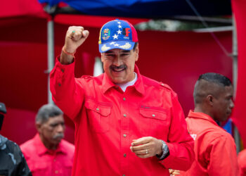 CARACAS (VENEZUELA) 04/02/2024.- El presidente de Venezuela, Nicolás Maduro, saluda a los participantes de la marcha oficialista hoy, en Caracas (Venezuela). Miles de chavistas salieron a las calles este domingo para conmemorar los 32 años del golpe de Estado fallido que estuvo liderado por el entonces teniente coronel Hugo Chávez, que siete años más tarde, a través de elecciones, ascendió al poder e instauró la llamada revolución bolivariana, aún en el Gobierno. EFE/ Rayner Peña R.