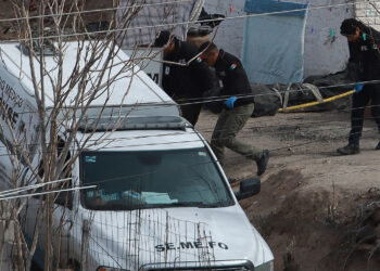 MEX8622. CIUDAD JUÁREZ (MÉXICO), 18/02/2024.- Peritos forenses trasladan un cuerpo localizado en una fosa clandestina el 16 de febrero de 2024, en Ciudad Juárez, estado de Chihuahua (México). Cinco cuerpos se encontraron esta semana en 3 fosas clandestinas en el estado de Chihuahua: dos de ellos se localizaron muy en el poniente de Ciudad Juárez tras denuncias en una manta (lona) colgada en la vía pública y otros tres en una colonia rural a las afueras de la capital del estado. EFE/Luis Torres