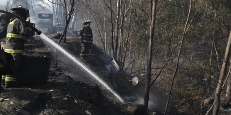 AME4792. VIÑA DEL MAR (CHILE), 03/02/2024.- Bomberos y voluntarios tratan de extinguir los focos de un incendio hoy, en la zona de Patagual, en Viña del Mar (Chile). Distintos incendios registrados de manera simultánea en la región central de Valparaíso dejaron varias víctimas la madrugada de este sábado, y el presidente chileno, Gabriel Boric, decretó el estado de excepción por catástrofe para movilizar los recursos necesarios para enfrentar la emergencia. EFE/ Ailen Díaz