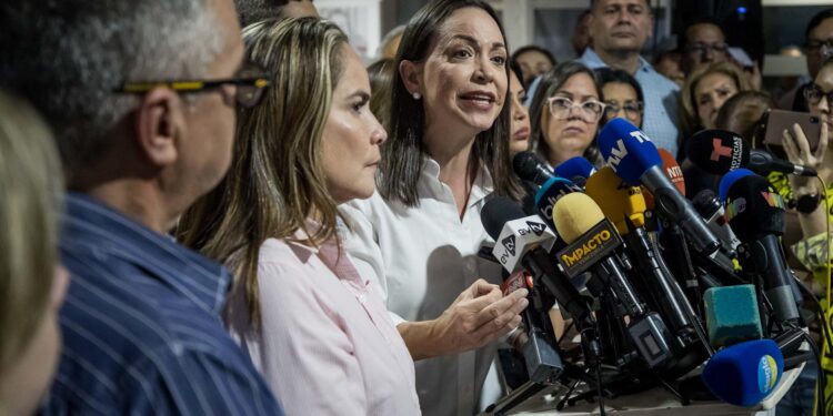 AME466. CARACAS (VENEZUELA), 20/03/2024.- La líder opositora María Corina Machado habla durante una rueda de prensa este miércoles en la sede del partido político Vente Venezuela (VV), en Caracas (Venezuela). La líder opositora María Corina Machado negó este miércoles las acusaciones hechas por el fiscal general de Venezuela, Tarek William Saab, quien responsabilizó a colaboradores de la antichavista por supuestos planes violentos de cara a las elecciones presidenciales del próximo 28 de julio. EFE/ Miguel Gutiérrez