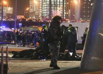 Krasnogorsk (Russian Federation), 22/03/2024.- Russian emergency doctors collect bodies of victims near the burning Crocus City Hall concert venue following a shooting in Krasnogorsk, outside Moscow, Russia, 22 March 2024. A group of up to five gunmen has attacked the Crocus City Hall in the Moscow region, Russian emergency services told. At least 40 people were killed and more that 100 injured in the terrorist attack, the Russian intelligence service FSB said. (Terrorista, Atentado terrorista, Rusia, Moscú) EFE/EPA/VASILY PRUDNIKOV