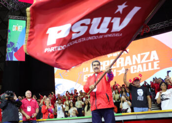 AME9176. CARACAS (VENEZUELA), 16/03/2024.- Fotografía cedida por Prensa de Miraflores del presidente de Venezuela, Nicolás Maduro, durante un acto del Partido Socialista Unido de Venezuela, este sábado en Caracas (Venezuela). El gobernante Partido Socialista Unido de Venezuela (PSUV) proclamó este sábado al presidente Nicolás Maduro como su candidato para las elecciones del próximo 28 de julio, en las que buscará su tercer período en el poder, al que llegó en 2013. EFE/ Prensa Miraflores / SOLO USO EDITORIAL/ SOLO DISPONIBLE PARA ILUSTRAR LA NOTICIA QUE ACOMPAÑA (CRÉDITO OBLIGATORIO)