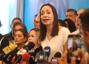 AME2669. CARACAS (VENEZUELA), 26/03/2024.- La exdiputada María Corina Machado habla durante una rueda de prensa este martes, en Caracas (Venezuela). EFE/ Miguel Gutiérrez