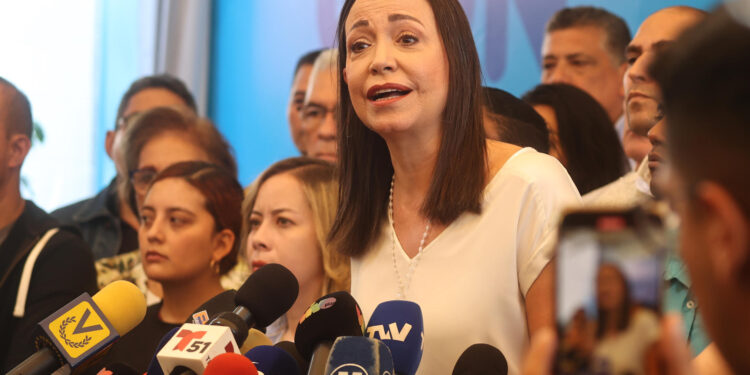 AME2669. CARACAS (VENEZUELA), 26/03/2024.- La exdiputada María Corina Machado habla durante una rueda de prensa este martes, en Caracas (Venezuela). EFE/ Miguel Gutiérrez