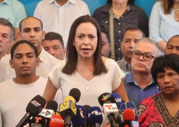 AME2669. CARACAS (VENEZUELA), 26/03/2024.- La exdiputada María Corina Machado habla durante una rueda de prensa este martes, en Caracas (Venezuela). EFE/ Miguel Gutiérrez