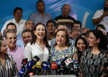 AME1083. CARACAS (VENEZUELA), 22/03/2024.- La líder antichavista María Corina Machado (izq.) presenta durante una rueda de prensa a la historiadora Corina Yoris (der.) como candidata para las elecciones presidenciales del próximo 28 de julio, en vista de la inhabilitación que impide competir a la política, hoy en Caracas (Venezuela). En declaraciones a la prensa, Machado aseguró que la decisión "surgió del seno de la discusión de las fuerzas unitarias" y forma parte de un mecanismo acordado para hacer "frente a este obstáculo", en referencia a su inhabilitación, ratificada en enero por el Tribunal Supremo de Justicia (TSJ), una sanción a la calificó como "un acto írrito, totalmente inconstitucional y cobarde". EFE/ Rayner Peña R.