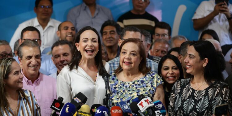 AME1083. CARACAS (VENEZUELA), 22/03/2024.- La líder antichavista María Corina Machado (izq.) presenta durante una rueda de prensa a la historiadora Corina Yoris (der.) como candidata para las elecciones presidenciales del próximo 28 de julio, en vista de la inhabilitación que impide competir a la política, hoy en Caracas (Venezuela). En declaraciones a la prensa, Machado aseguró que la decisión "surgió del seno de la discusión de las fuerzas unitarias" y forma parte de un mecanismo acordado para hacer "frente a este obstáculo", en referencia a su inhabilitación, ratificada en enero por el Tribunal Supremo de Justicia (TSJ), una sanción a la calificó como "un acto írrito, totalmente inconstitucional y cobarde". EFE/ Rayner Peña R.