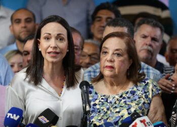 AME1083. CARACAS (VENEZUELA), 22/03/2024.- La líder antichavista María Corina Machado (izq.) presenta durante una rueda de prensa a la historiadora Corina Yoris (der.) como candidata para las elecciones presidenciales del próximo 28 de julio, en vista de la inhabilitación que impide competir a la política, hoy en Caracas (Venezuela). En declaraciones a la prensa, Machado aseguró que la decisión "surgió del seno de la discusión de las fuerzas unitarias" y forma parte de un mecanismo acordado para hacer "frente a este obstáculo", en referencia a su inhabilitación, ratificada en enero por el Tribunal Supremo de Justicia (TSJ), una sanción a la calificó como "un acto írrito, totalmente inconstitucional y cobarde". EFE/ Rayner Peña R.