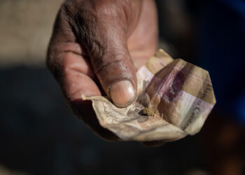 ACOMPAÑA CRÓNICA: VENEZUELA MINERÍA - AME890. LA PARAGUA (VENEZUELA), 22/03/2024.- Un hombre muestra partículas de oro a orillas del río La Paragua, el 23 de febrero de 2024, en La Paragua, estado Bolívar (Venezuela). En la orilla del río La Paragua, cuatro hombres lavan la tierra que recogieron durante el día en las calles del poblado homónimo del sur de Venezuela, en busca del oro que haya caído en el regreso de mineros ilegales, cuya tarea busca erradicar el Gobierno con la ejecución de miles de desalojos en las últimas semanas. Son barrenderos dedicados a una labor común en esta localidad, recientemente enlutada por la muerte de al menos 16 personas, víctimas de un derrumbe en la mina ilegal 'Bulla Loca', por el que resultaron heridas 36 personas más, según las autoridades. EFE/ Rayner Peña R.