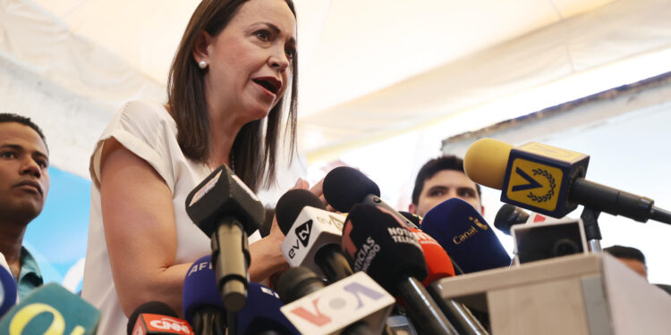 AME2669. CARACAS (VENEZUELA), 26/03/2024.- La exdiputada María Corina Machado habla durante una rueda de prensa este martes, en Caracas (Venezuela). La líder opositora venezolana María Corina Machado ratificó este lunes que se mantendrá en la ruta electoral de cara a los comicios presidenciales del 28 de julio, sin explicar de qué forma lo hará, ante la imposibilidad de la Plataforma de la Unidad Democrática (PUD) de inscribir a la historiadora Corina Yoris en el plazo establecido por el Consejo Nacional Electoral (CNE). EFE/ Miguel Gutiérrez