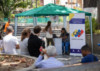 AME9819. CARACAS (VENEZUELA), 18/03/2024.- Una mujer acude a un puesto instalado por el Consejo Nacional Electoral (CNE) para registro y actualización de datos este lunes, en Caracas (Venezuela). El Consejo Nacional Electoral (CNE) de Venezuela comenzó este lunes la jornada de inscripción y actualización de datos de votantes, en unos 300 puntos en todo el país, de cara a las elecciones presidenciales del próximo 28 de julio. Los jóvenes con 18 años cumplidos, y todos los que deseen actualizar sus datos por cambio de residencia, podrán acudir a una de estas sedes desde este lunes hasta el próximo 16 de abril, dentro y fuera del país. EFE/ Rayner Peña R.