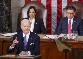 Washington (United States), 08/03/2024.- US President Joe Biden (L) delivers his State of the Union address as US Vice President Kamala Harris (C) and Speaker of the House Mike Johnson (R) listen before a joint session of Congress on the floor of the US House of Representatives on Capitol Hill in Washington, DC, USA, 07 March 2024. EFE/EPA/MICHAEL REYNOLDS