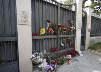 MADRID, 23/03/2024.- Flores y velas han sido depositadas por ciudadanos anónimos en la entrada de la embajada de Rusia en Madrid este sábado. Las autoridades rusas elevaron este martes a 133 el número de los muertos en el ataque terrorista del viernes contra a sala de conciertos Crocus City Hall, a las afueras de Moscú. El grupo terrorista Estado Islámico (EI) difundió este sábado una imagen de los cuatro presuntos responsables del atentado . EFE/ Javier Lizón