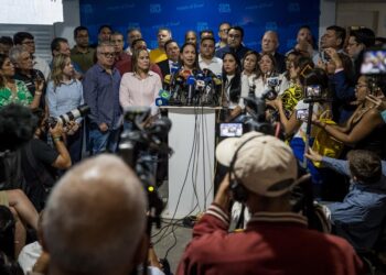 AME466. CARACAS (VENEZUELA), 20/03/2024.- La líder opositora María Corina Machado habla durante una rueda de prensa este miércoles en la sede del partido político Vente Venezuela (VV), en Caracas (Venezuela). La líder opositora María Corina Machado negó este miércoles las acusaciones hechas por el fiscal general de Venezuela, Tarek William Saab, quien responsabilizó a colaboradores de la antichavista por supuestos planes violentos de cara a las elecciones presidenciales del próximo 28 de julio. EFE/ Miguel Gutiérrez