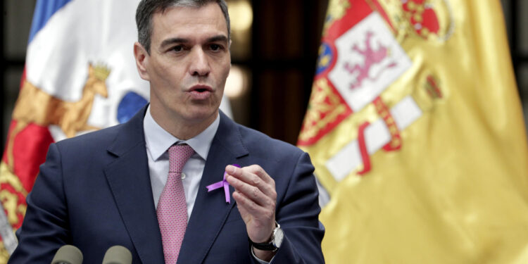 AME6464. SANTIAGO (CHILE), 08/03/2024.- El presidente del Gobierno de España, Pedro Sánchez, participa en una rueda de prensa este viernes en el Palacio de la Moneda, en Santiago (Chile). El presidente del Gobierno español, Pedro Sánchez, aseguró este viernes en un foro empresarial en Santiago que el nuevo acuerdo de asociación entre Chile y la Unión Europea es un "hito" en las relaciones comerciales con el continente americano porque por primera vez introduce cláusulas sobre comercio sostenible, igualdad de género y cambio climático.  EFE/ Ailen Díaz