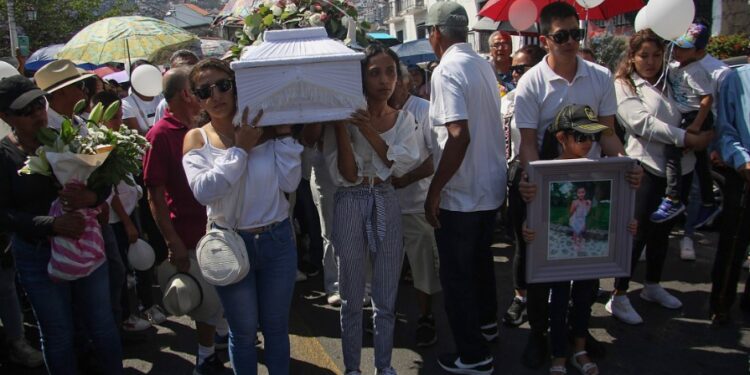 Familiares y amigos despiden a la niña Camila Gómez Ortega este viernes, quien fue asesinada en el municipio de Taxco en Guerrero (México). La candidata presidencial de la oposición mexicana Xóchitl Gálvez pidió este viernes justicia por el asesinato de una niña de 8 años y el linchamiento de una de sus presuntas agresoras en Taxco de Alarcón, municipio del sureño estado de Guerrero. EFE/José Luis de la Cruz