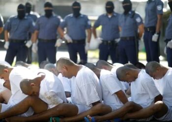 Imagen de archivo. Miembros de la pandilla Mara Salvatrucha (MS-13) esperan ser escoltados a su llegada a una cárcel de máxima seguridad en Zacatecoluca, el Salvador. 31 de enero de 2019. REUTERS/José Cabezas