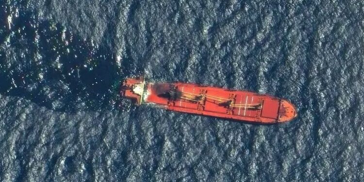 EEUU advirtió que el buque hundido por un ataque los hutíes en el mar Rojo transportaba 21.000 toneladas de fosfato de amonio. (AP)