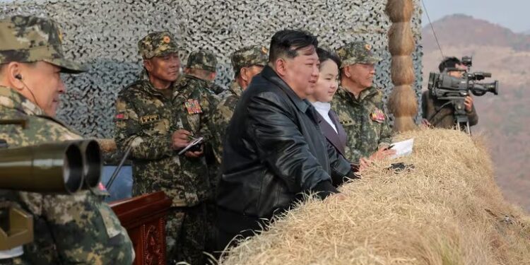 El líder norcoreano Kim Jong Un y su hija Kim Ju Ae asisten a una demostración durante el entrenamiento de las unidades de combate aéreo y anfibio del Ejército Popular de Corea, en esta imagen difundida el 16 de marzo de 2024 por la Agencia Central de Noticias de Corea. KCNA via REUTERS