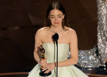 HOLLYWOOD, CALIFORNIA - MARCH 10: Emma Stone accepts the Lead Actress award for "Poor Things" onstage during the 96th Annual Academy Awards at Dolby Theatre on March 10, 2024 in Hollywood, California.   Kevin Winter/Getty Images/AFP (Photo by KEVIN WINTER / GETTY IMAGES NORTH AMERICA / Getty Images via AFP)