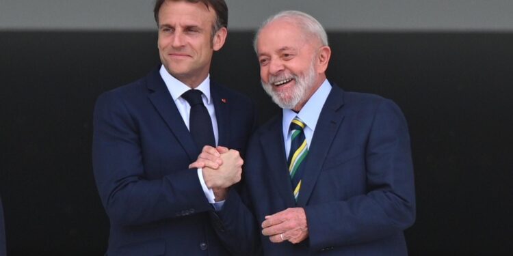 BRA50. BRASILIA (BRASIL), 28/03/2024. - El presidente de Francia, Emmanuel Macron, posa con el presidente de Brasil, Luiz Inácio Lula da Silva, este jueves en el Palacio del Planalto, en Brasilia (Brasil). El presidente brasileño, Luiz Inácio Lula da Silva, y su homólogo francés, Emmanuel Macron, discuten este jueves asuntos de la realidad regional y global, durante la última jornada de la visita de tres días del líder galo a Brasil. EFE/ Andre Borges