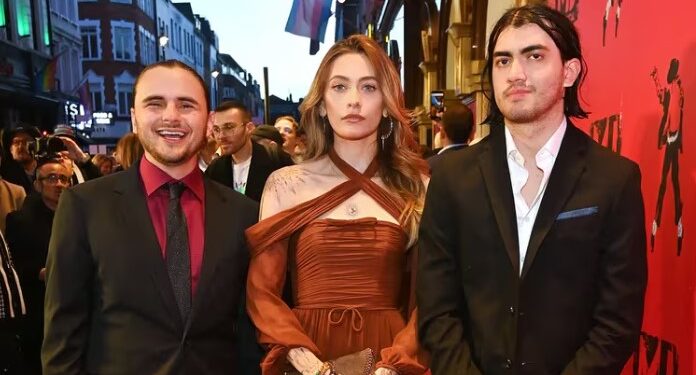 Los descendientes del ícono del pop, Paris, Prince y Bigi Jackson se lucieron en la alfombra roja de "MJ: The Musical" en Londres (Créditos: Alan Chapman/Dave Benett/Getty Images)