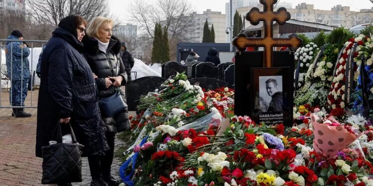 Lyudmila Navalnaya, la madre del fallecido líder opositor ruso Alexei Navalny, se acerca a la tumba de su hijo tras un funeral en el cementerio de Borisovskoye en Moscú, Rusia, 2 de marzo de 2024. REUTERS/Stringer