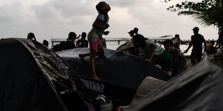 Niños migrantes juegan entre las tiendas de campaña en las playas de Necoclí (Colombia), el 29 de febrero de 2024.
CHELO CAMACHO