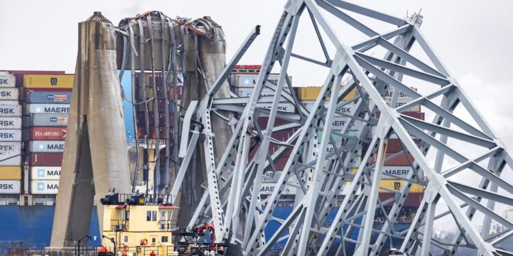 Baltimore (United States), 27/03/2024.- Wreckage from the Francis Scott Key Bridge surrounds the 984-foot cargo ship Dali after the vessel lost power and collided with the 51-year-old bridge in Baltimore, Maryland, USA, 27 March 2024. The Francis Scott Key Bridge collapsed due to a ship strike on 26 March 2024. Two people were rescued, while at least six others, all members of a construction crew working on the bridge at the time of the incident according to authorities, were still missing. Divers are working to recover the bodies of the six missing construction workers, who are now presumed dead, the US Coast Guard said. EFE/EPA/JIM LO SCALZO