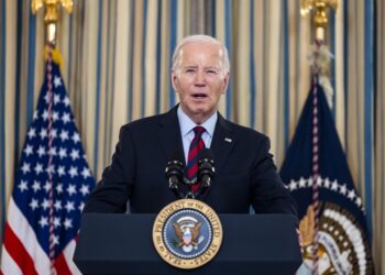 Washington (United States), 05/03/2024.- US President Joe Biden convenes a meeting of his Competition Council to announce a new 'strike force,' led jointly by the Department of Justice and the Federal Trade Commission (FTC), to fight 'corporate rip-offs' in the State Dining Room of the White House in Washington, DC, USA, 05 March 2024. Biden said the actions will cut down on excessive credit card late fees, as well as help make health care markets more affordable. EFE/EPA/JIM LO SCALZO / POOL