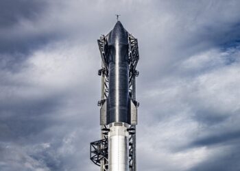 USA3232. BOCA CHICA (TX, EEUU), 13/0372024.- Fotografía divulgada el martes 12 de marzo de 2024 por SpaceX donde se muestra su tercer vehículo Starship apilado en la plataforma de lanzamiento en Boca Chica, Texas (EE. UU). El imponente Starship de SpaceX, la nave espacial más grande y poderosa fabricada hasta la fecha, ya se halla erguida en una plataforma de lanzamiento en Texas (EE.UU.), preparada para efectuar una tercera prueba de vuelo que podría ocurrir la mañana de este jueves. EFE/SpaceX /SOLO USO EDITORIAL /NO VENTAS /SOLO DISPONIBLE PARA ILUSTRAR LA NOTICIA QUE ACOMPAÑA /CRÉDITO OBLIGATORIO