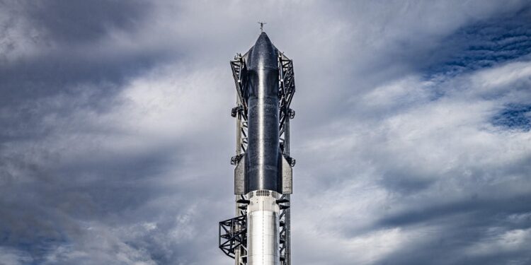 USA3232. BOCA CHICA (TX, EEUU), 13/0372024.- Fotografía divulgada el martes 12 de marzo de 2024 por SpaceX donde se muestra su tercer vehículo Starship apilado en la plataforma de lanzamiento en Boca Chica, Texas (EE. UU). El imponente Starship de SpaceX, la nave espacial más grande y poderosa fabricada hasta la fecha, ya se halla erguida en una plataforma de lanzamiento en Texas (EE.UU.), preparada para efectuar una tercera prueba de vuelo que podría ocurrir la mañana de este jueves. EFE/SpaceX /SOLO USO EDITORIAL /NO VENTAS /SOLO DISPONIBLE PARA ILUSTRAR LA NOTICIA QUE ACOMPAÑA /CRÉDITO OBLIGATORIO