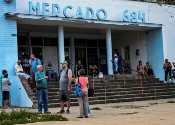 People queue to buy food in Havana on March 8, 2024. "What can I pay with here?" This is the question that Cubans ask when they enter a store, a restaurant or a gas station, on an island where four currencies and multiple exchange rates coexist. "That's tortuous, where am I going to buy, how is the exchange rate, if it's convenient for me to change it," Pedro Gonzalez, an overwhelmed 68-year-old engineer who retired in 2020, told AFP, but returned to work seven months later, after seeing that his money "evaporated like water." (Photo by YAMIL LAGE / AFP)