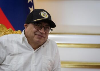 CARACAS (VENEZUELA), 09/04/2024.- El presidente de Colombia, Gustavo Petro, se reúne con el presidente de Venezuela, Nicolás Maduro, este martes en el Palacio de Miraflores, en Caracas (Venezuela). El presidente de Venezuela, Nicolás Maduro, recibió este martes a su homólogo de Colombia, Gustavo Petro, en el palacio presidencial de Miraflores, en Caracas, en un momento de especial tensión entre ambos países, después de que el colombiano cuestionara las inhabilitaciones de opositores venezolanos que han impedido sus postulaciones como candidatos a las elecciones presidenciales del 28 de julio. EFE/ Rayner Peña R.