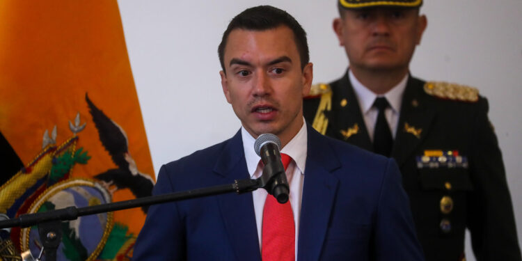 AME5067. QUITO (ECUADOR), 05/04/2024.- El presidente de Ecuador, Daniel Noboa, participa en una ceremonia en la que el Palacio presidencial de Carondelet recibió de manos de la Unesco el emblema 'Escudo azul', que lo identifica como un patrimonio cultural protegido ante un conflicto armado, este viernes en Quito (Ecuador). Amparado bajo la Convención de La Haya para la Protección de los Bienes Culturales en caso de Conflicto Armado, este edificio colonial emblemático de Ecuador estará protegido como un patrimonio cultural y de la memoria histórica del país. EFE/ José Jácome