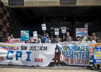 Activistas se manifiestan en favor de un estudiante detenido frente a la sede de la Fiscalía en Caracas (EFE Miguel Gutiérrez).