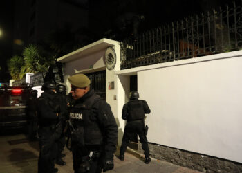 AME5087. QUITO (ECUADOR), 05/04/2024.- Integrantes de un cuerpo élite de la Policía ecuatoriana irrumpen en la Embajada de México para detener al exvicepresidente Jorge Glas, condenado por corrupción, y a quien se le fue negado el asilo político, este viernes en Quito (Ecuador). EFE/ José Jácome