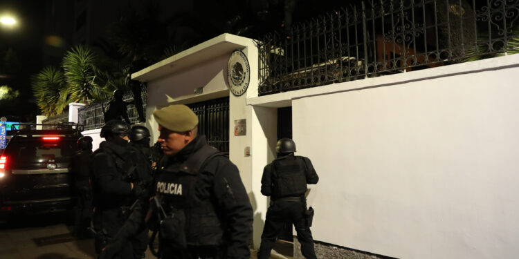 AME5087. QUITO (ECUADOR), 05/04/2024.- Integrantes de un cuerpo élite de la Policía ecuatoriana irrumpen en la Embajada de México para detener al exvicepresidente Jorge Glas, condenado por corrupción, y a quien se le fue negado el asilo político, este viernes en Quito (Ecuador). EFE/ José Jácome