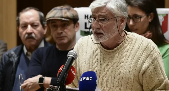 El corresponsal de guerra español Fran Sevilla (d), durante la presentación en Madrid del manifiesto en el que mas de 10.300 firmantes piden un alto el fuego en Gaza. EFE/Víctor Lerena