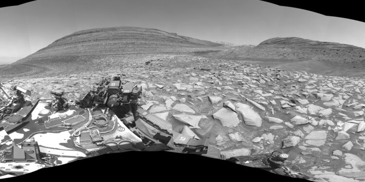 El rover Curiosity de la NASA capturó este panorama de 360 grados utilizando una de sus cámaras de navegación en blanco y negro el 3 de febrero de 2024.
NASA / JPL-Caltech
