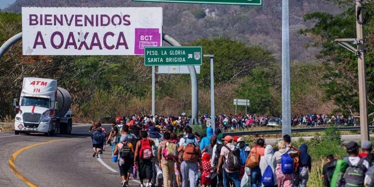 Migrantes caminan durante una caravana que se dirige a la frontera con Estados Unidos hoy, en el municipio de Arriaga (México). EFE/ Carlos López