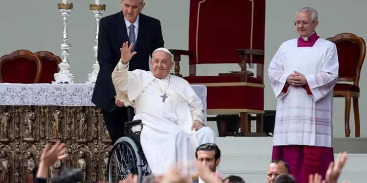 El Papa Francisco saluda a la multitud reunida en la Plaza de San Marcos. (REUTERS/Claudia Greco)