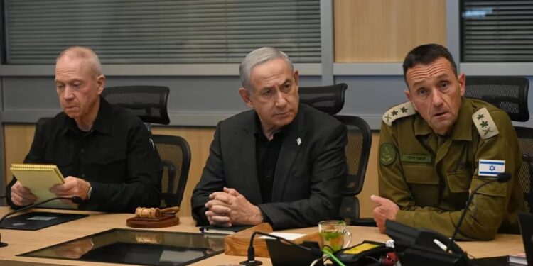 El primer ministro de Israel, Benjamin Netanyahu, junto a su ministro de Defensa, Yoav Gallant (Haim Zach/GPO/dpa/Archivo)